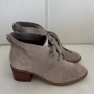 Susina Size 7.5 Taupe Tan Suede Ankle Booties Tie Closure Shoes